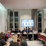 Groupe de personnes lors d'une table ronde de l'Association France Glaucome